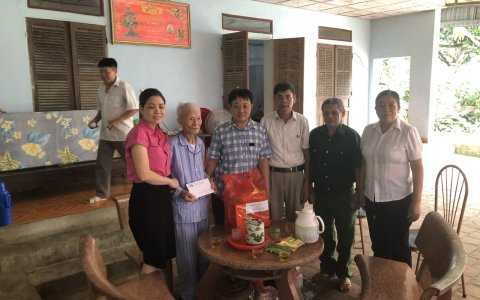  Xã Thọ Cường trao quà cho các đ/c tham gia háng chiến Điện Biên Phủ