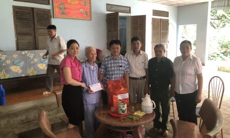  Xã Thọ Cường trao quà cho các đ/c tham gia háng chiến Điện Biên Phủ